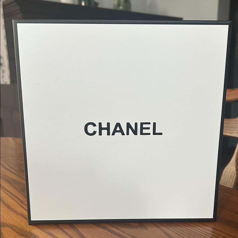 Chanel VIP White and Black Scarf/Throw/Wrap-Camellia, ribbon, tissue paper & box - Picture 5 of 9